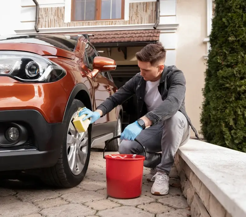 Lavage auto à domicile Fourques-sur-Garonne : professionnel intervenant sur un véhicule